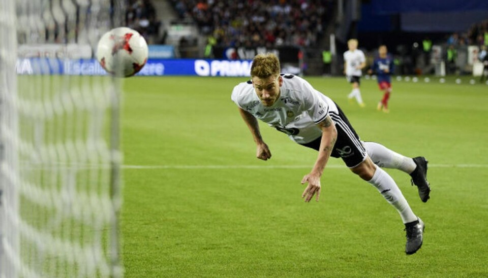 En flyvende Nicklas Bendtner header Rosen borg foran torsdag aften i Trondheim, da Rosenborg slog Ajax. Foto: Wold, Ole Martin/Scanpix En flyvende Nicklas Bendtner header Rosen borg foran torsdag aften i Trondheim, da Rosenborg slog Ajax. Foto: Wold, Ole Martin/Scanpix