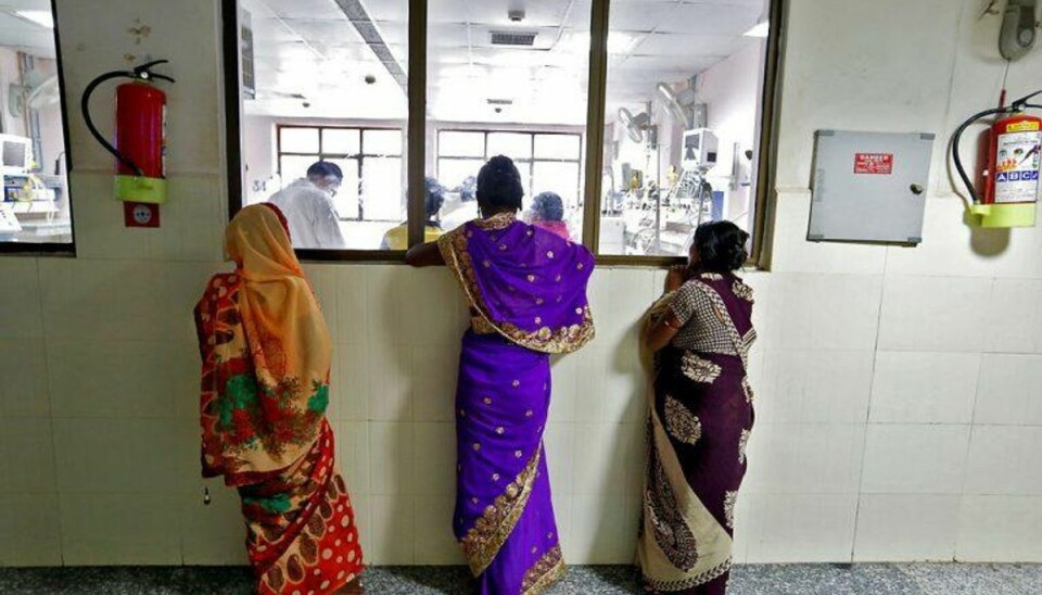 Sagen kommer, efter en lignende skandalesag i den samme stat, hvor 60 børn døde på et hospital i Gorakhpur. Inden for to dage døde mere end 12 spædbørn. Foto: Cathal McNaughton/Scanpix Sagen kommer, efter en lignende skandalesag i den samme stat, hvor 60 børn døde på et hospital i Gorakhpur. Inden for to dage døde mere end 12 spædbørn. Foto: Cathal McNaughton/Scanpix