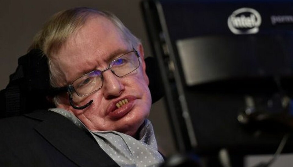 Den britiske astrofysiker Stephen Hawking har iværksat et projekt, der nu har opfanget underlige signaler fra en galakse langt, langt væk. Foto: Toby Melville/Reuters Den britiske astrofysiker Stephen Hawking har iværksat et projekt, der nu har opfanget underlige signaler fra en galakse langt, langt væk. Foto: Toby Melville/Reuters