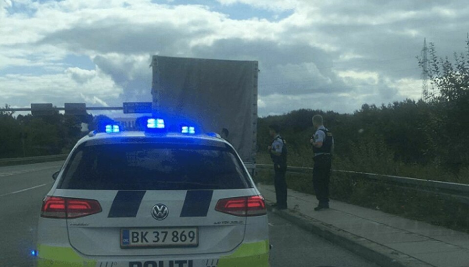 Politiet anholdt lørdag et polsk tyvepar med masser af koster i bilen. KLIK for flere billeder. Foto: Øxenholt Foto.