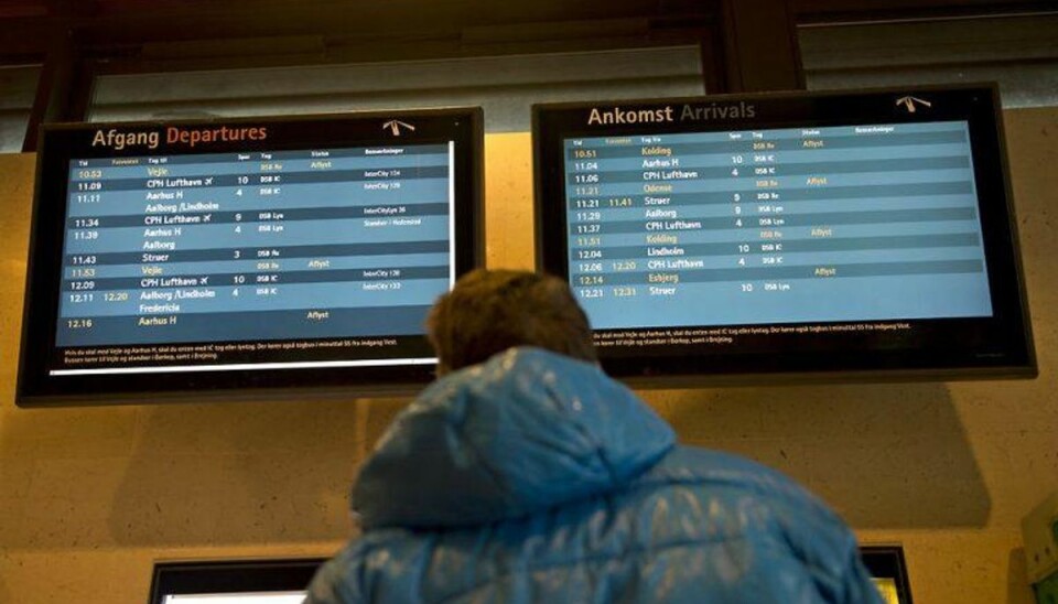 Træ vælter og lammer togtrafikken Der vil være massive forsinkelser i togtrafikken onsdag aften. Foto: Claus Fisker/Scanpix