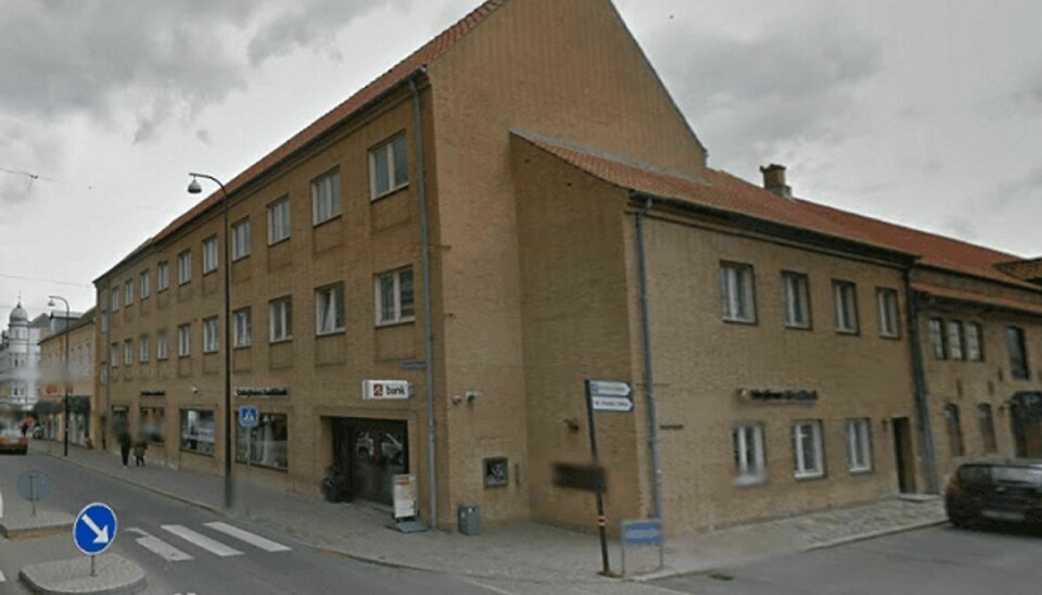 Det var i denne bank i Danmarksgade i Frederikshavn, hvor en beruset mand slog en ansat. Foto: Google Street View.