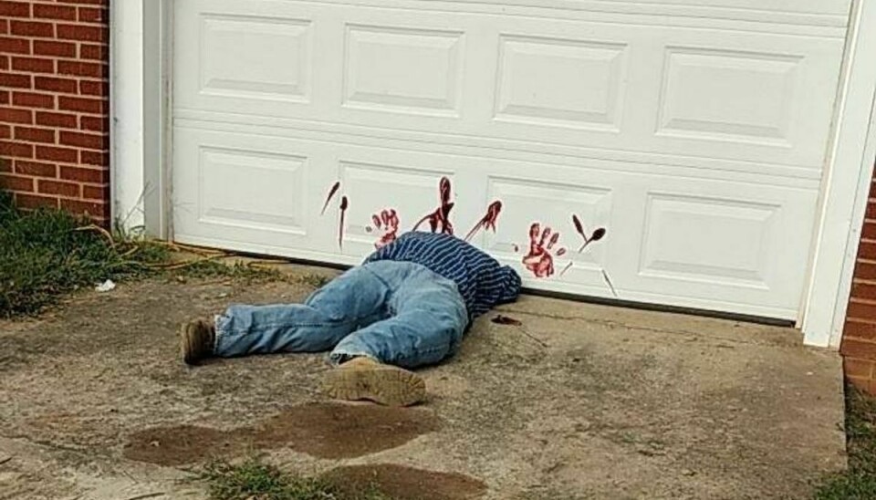 Den døde “mand” i indkørslen. Foto: Greeneville County Sheriffs Department/Facebook