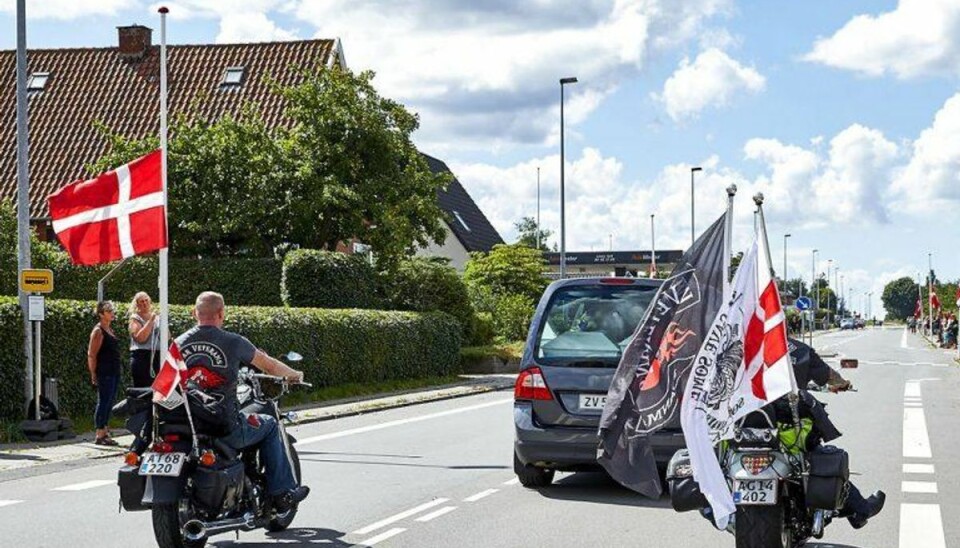 Bisættelse af ægteparret Kirsten og Jørgen Kragh med flag på halvt gennem Låsby. Ægteparrets søn Lars skal anbringes på Sikringsafdelingen i Slagelse efter at være kendt skyldig i drab på forældrene. Arkivfoto: Scanpix