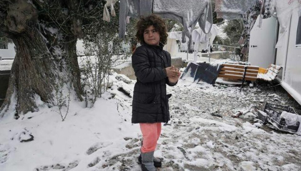 Mindst 20 er døde i kuldebølge over Europa Et barn leger i sneen i en af flygtningelejrene på den græske ø Lesbos, som også oplevede snevejr lørdag. Foto: Str/AFP