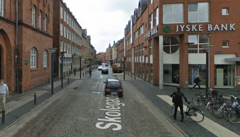 Arrig ung kvinde hamrer knæ i kuglerne på politibetjent Det var her på Skolegade i Esbjerg politibetjenten tidligt søndag morgen fik et knæ i kuglerne.