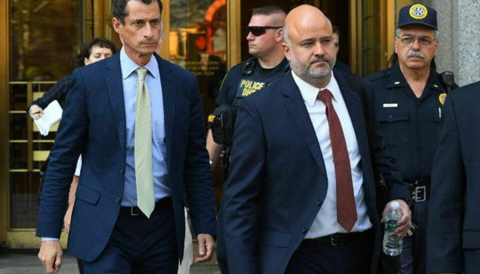Weiner (til venstre) forlader retten efter sin dom på 21 måneder. Foto: Timothy A. Clary/AFP
