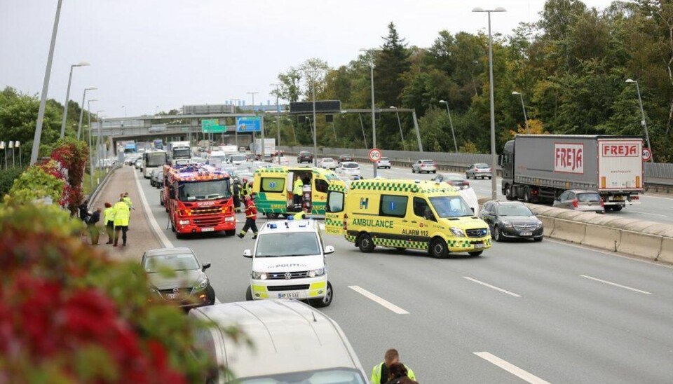 Motorvej spærret efter alvorlig ulykke