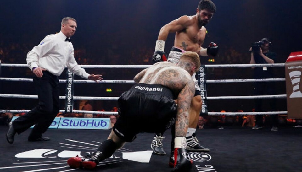 Patrick Nielsens tragedie: -Alt, hvad jeg har kæmpet for, er væk igen Patrick Nielsen var chanceløs i kampen i supermellemvægt, hvor danskeren blev slået i gulvet og tabte på knockout til John Ryder. Foto: Andrew Couldridge/Scanpix