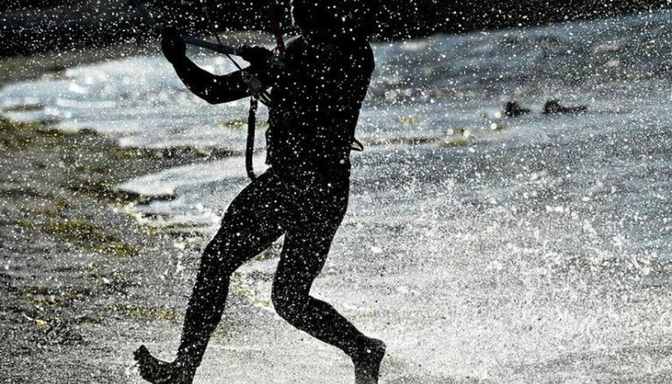 Kitesurfer smadret ind i bil og hytte af løbsk drage