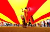 ARKIV. People walk under a huge Catalan flag during Spain’s National Day in Barcelona, Spain, October 12, 2017. PLUS Spaniens regering gør klar til at tage magten fra selvstyret i Catalonien, som stadig truer med løsrivelse. Ingen vil være skyld i, at krisen eskalerer. REUTERS/Gonzalo Fuentes TPX IMAGES OF THE DAY