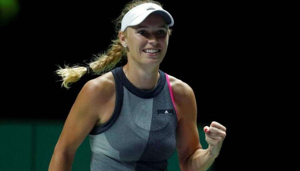 LIVE: Wozniacki i kamp mod verdensetteren Tennis – WTA Tour Finals – Singapore Indoor Stadium, Singapore – October 23, 2017 Denmark’s Caroline Wozniacki celebrates winning her group stage match with Ukraine’s Elina Svitolina REUTERS/Edgar Su