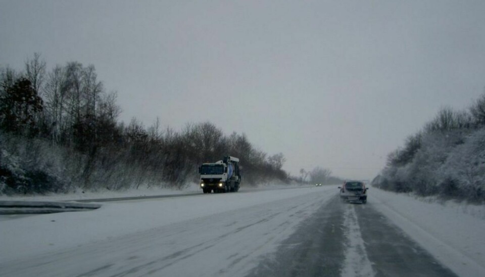 Hvis du har de rigtige dæk på, nedsætter du bremselængden på en snedækket vej gevaldigt: Hvis du kører 80 km/t er din bremselængde med vinterdæk 70 meter. GÆT, hvad den er med sommerdæk? KLIK og få svaret. Foto: Colourbox.