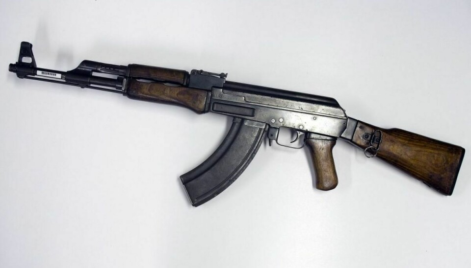 Udover hash og penge blev der også fundet en AK-47. Foto: Scanpix.