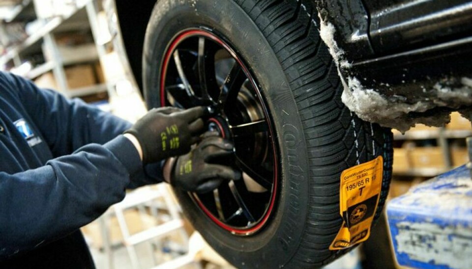 Hvis man har købt en ny bil med standarddæk, der markedsføres som dæk, der kan bruges hele året rundt, skal man være skeptisk, råver FDM. Foto: Jens Nørgaard Larsen/Scanpix