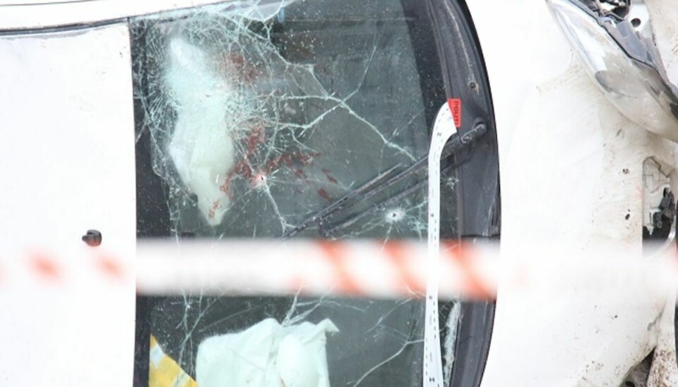 Her ses både skudhul og blod tydeligt i bilen. Foto: Steven Knap/Droto.dk. Her ses både skudhul og blod tydeligt i bilen. Foto: Steven Knap/Droto.dk.