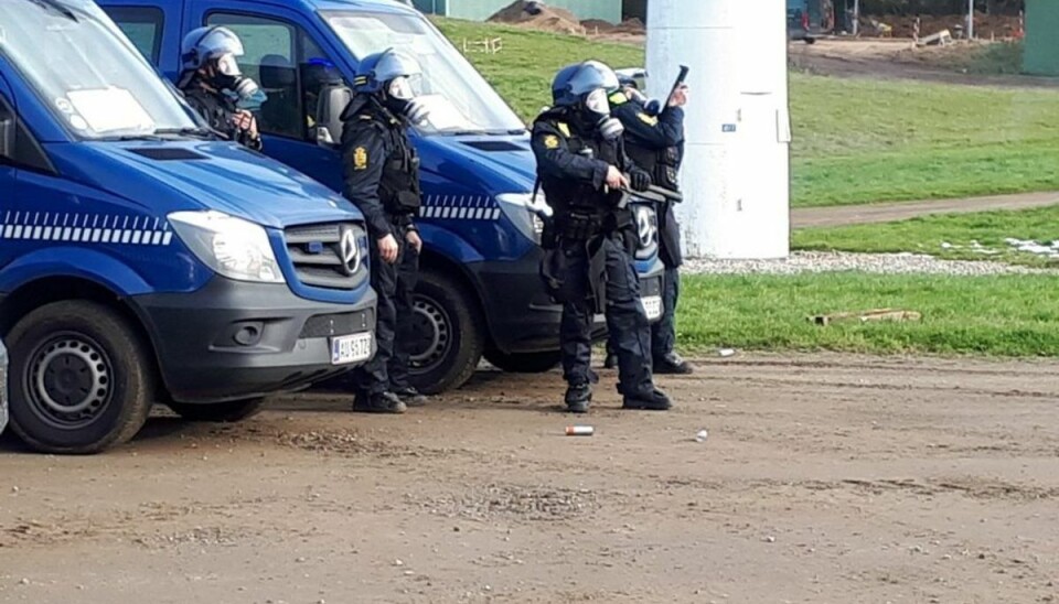 To byer oversvømmes af kampklædte og bevæbnede betjente