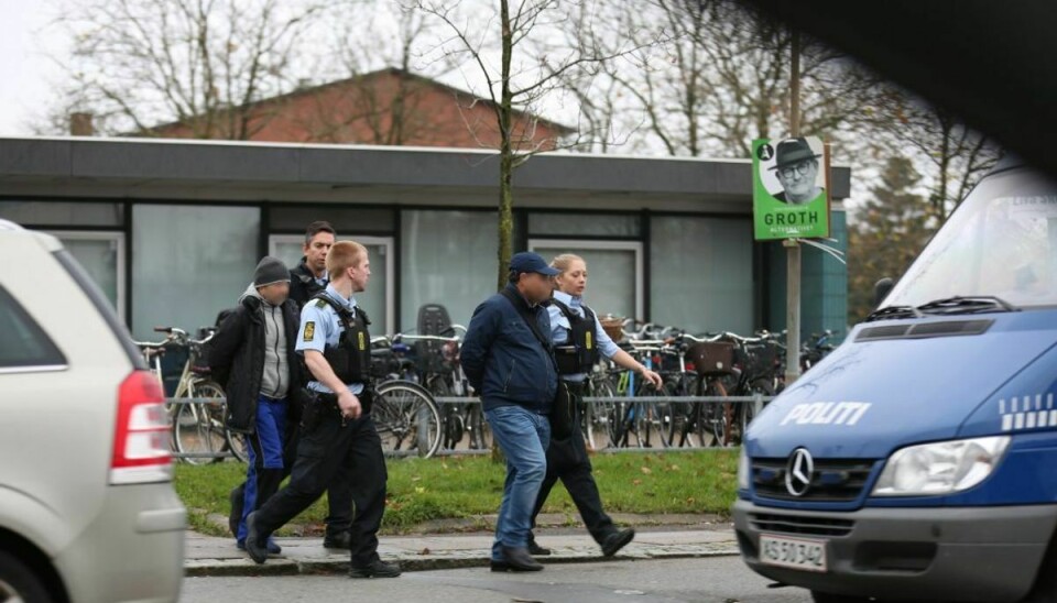 Politiet stoppede togtrafikken og rykkede ud og anholdt tre formode tricktyve. KLIK for flere billeder. Foto: Steven Knap/Droto.dk.
