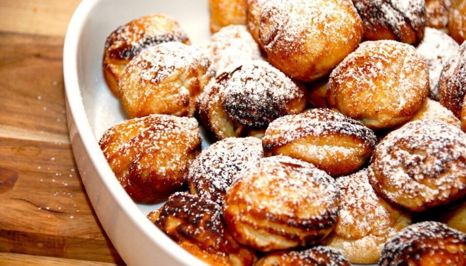 Sådan laver du de luftige og pandestegte æbleskiver med kærnemælk. Som æbleskiver blev lavet i gamle dage. Drysses med lidt flormelis og nydes med en god syltetøj til. Foto: Madensverden.dk.