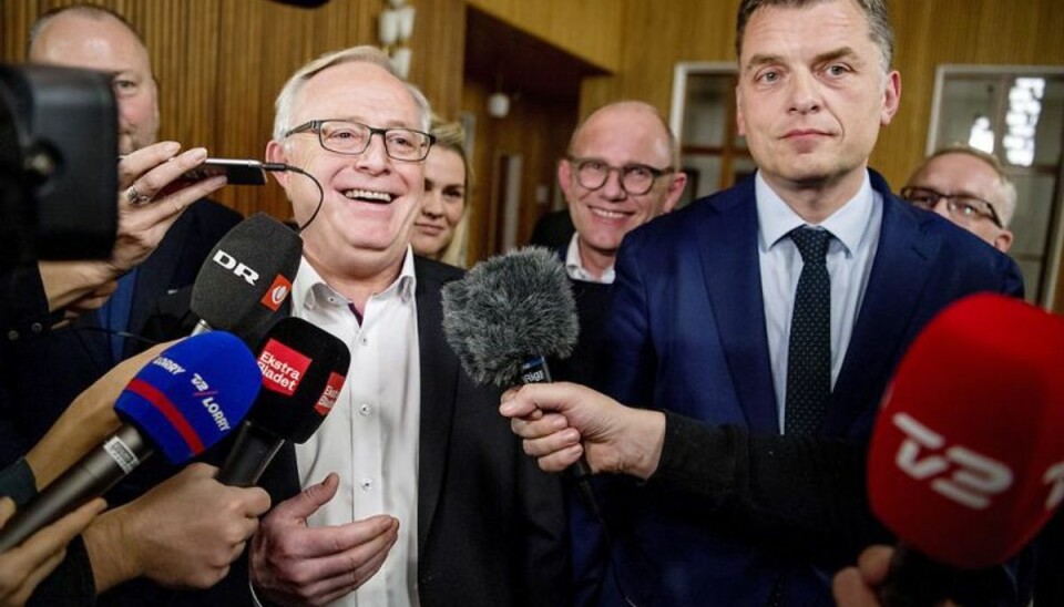 Overblik: Her er valgets helt store gyser Frederiksbergs borgmester Jørgen Glenthøj (tv.) og Jan E. Jørgensen (V) efter en valggyser på Frederiksberg Rådhus. Førstnævnte har udråbt sig til vinder, men oppositionen kræver fintælling. Foto: Bax Lindhardt/ Scanpix