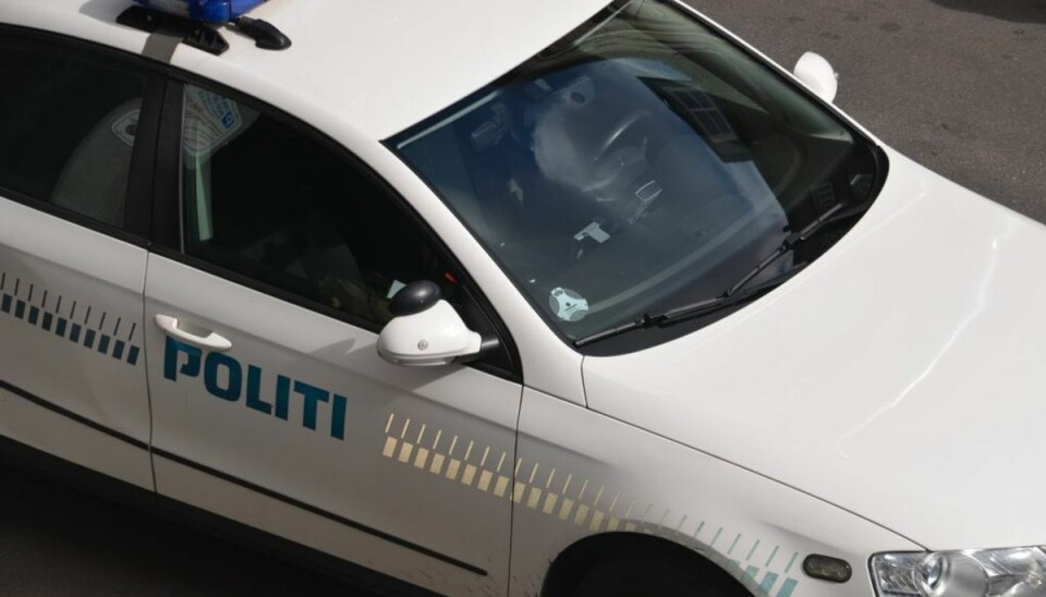 Skaldet biltyv hamrer ind i bil og stikker af