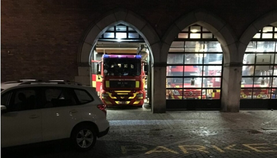 Ejeren af bilen mente nu nok, at de store brandbiler kunne komme forbi. Til højre ses det ret tydelige ‘parkering forbudt’. Foto: Hovedstadens beredskab. Ejeren af bilen mente nu nok, at de store brandbiler kunne komme forbi. Til højre ses det ret tydelige ‘parkering forbudt’. Foto: Hovedstadens beredskab.