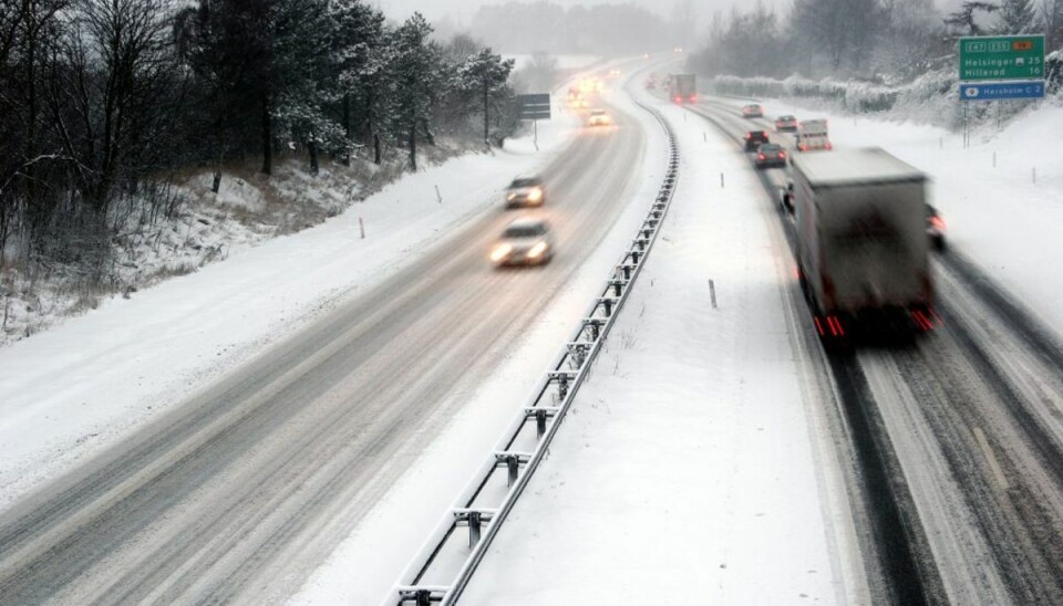 Vær opmærksom, hvis du kører efter en lastbil om vinteren. Er du lastbilchauffør har du andre opgaver. Foto: Colourbox.