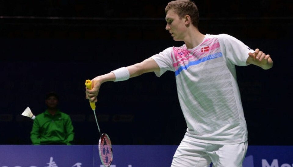 Overraskende: Viktor Axelsen dropper EM Viktor Axelsen tager ikke med til EM i Rusland, men skulle der opstå skader, så er han klar til at tørne ud for Danmark. Foto: Str/AFP