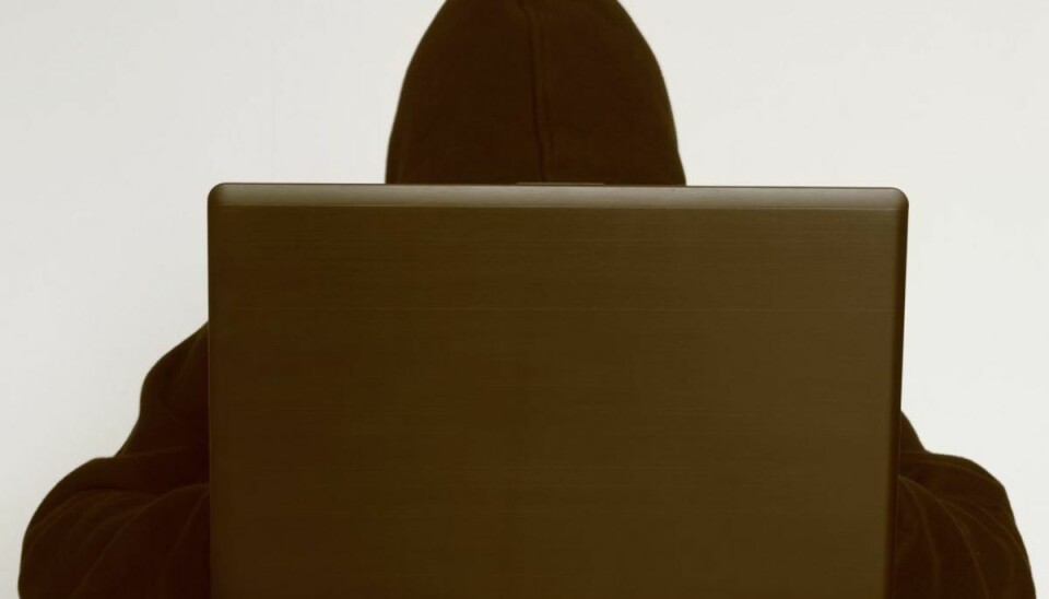 Anholdt tyv måtte sigtes for øjnene af sine forældre En blot 14-årig dreng blev søndag anholdt af politiet. Han havde gemt sig bag en falsk profil og endte med at stjæle en mobiltelefon. Foto: Colourbox.
