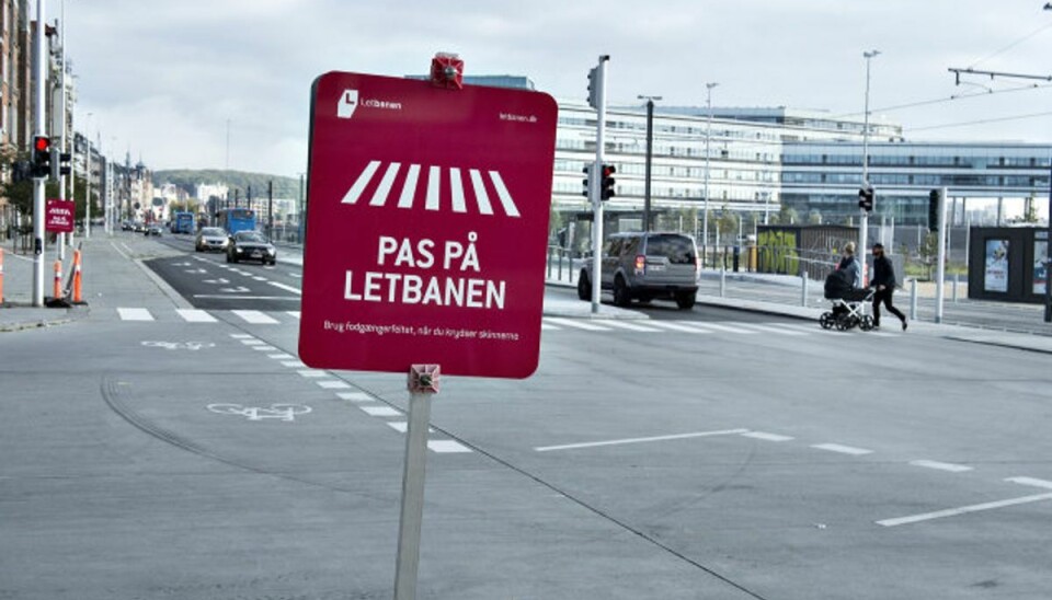 Letbanetog og bil støder sammen under testkørsel