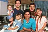 På 80’er-billedet her ses hovedkaraktererne i serien “Hænderne Fulde”, der på amerikansk hed “Full House”. John Stamos ses i midten med lyseblå trøje. På næste billede i galleriet kan du se hans kommende brud. Foto: Scanpix