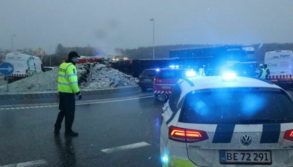 En lastbil ligger lige nu i en rundkørsel i Grenå. KLIK for flere billeder. Foto: Øxenholt Foto.