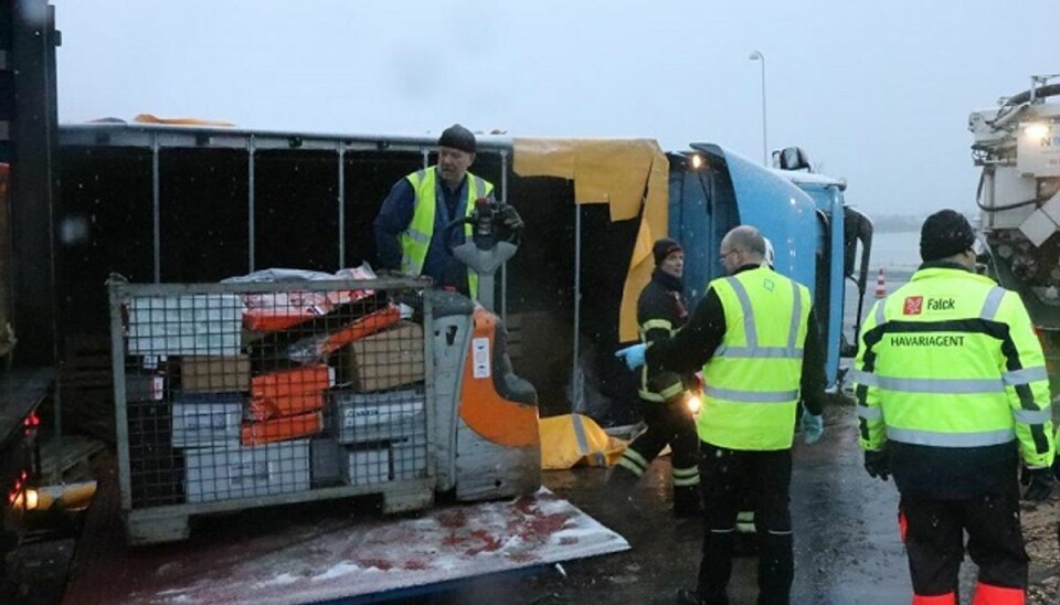 Man er ved at tømme lastbilen, så den kan rejses. Foto: Øxenholt Foto. Man er ved at tømme lastbilen, så den kan rejses. Foto: Øxenholt Foto.