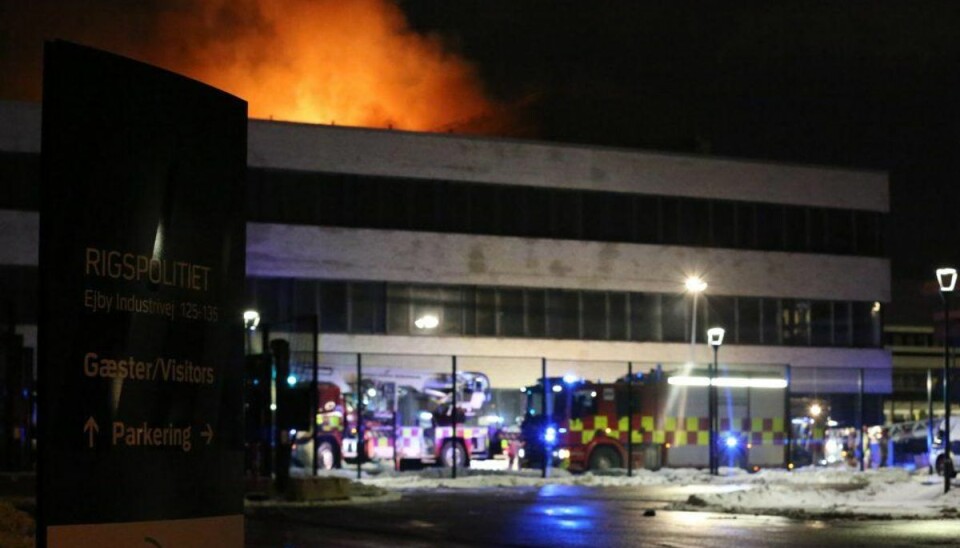 Brand raserede Politi-bygning: Nu efterlyses helt bestemt person