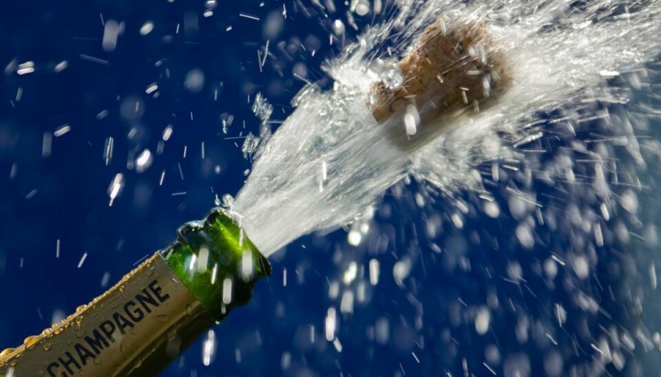 Mand i livsfare: Champagneflaske springer mellem benene En mand kæmper lige nu for sit liv, efter en champagneflaske eksploderede mellem benene på ham nytårsaften. Foto: Colourbox.