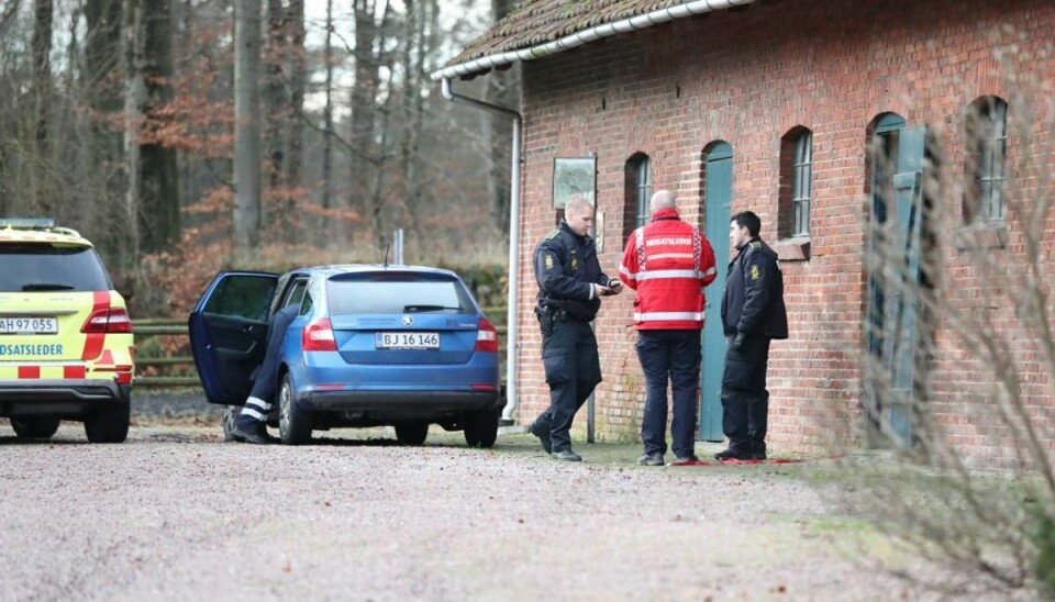 Politiet finder mindst 100 kilo fyrværkeri i landejendom