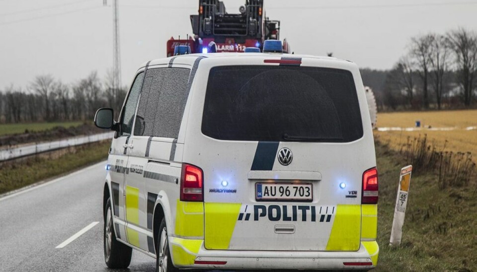 Oliebil med 20.000 liter indhold er væltet: Vejen spærres totalt