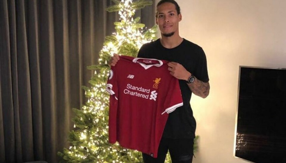 Liverpool gør hollænder til rekordindehaver med skifte Virgil van Dijk står her med sin nye Liverpool-trøje. I kampe vil der være trykt et 4-tal på trøjens ryg. Foto: Liverpool FC/Free