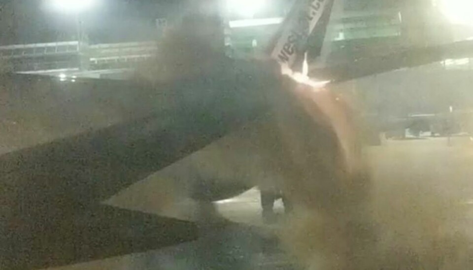 To fly støder sammen i lufthavn Et billede, der er blevet lagt ud på de sociale medier, viser, hvordan halepartiet på et fly brød i brand efter en kollision i Torontos internationale lufthavn fredag aften lokal tid. Foto: Social Media/Reuters