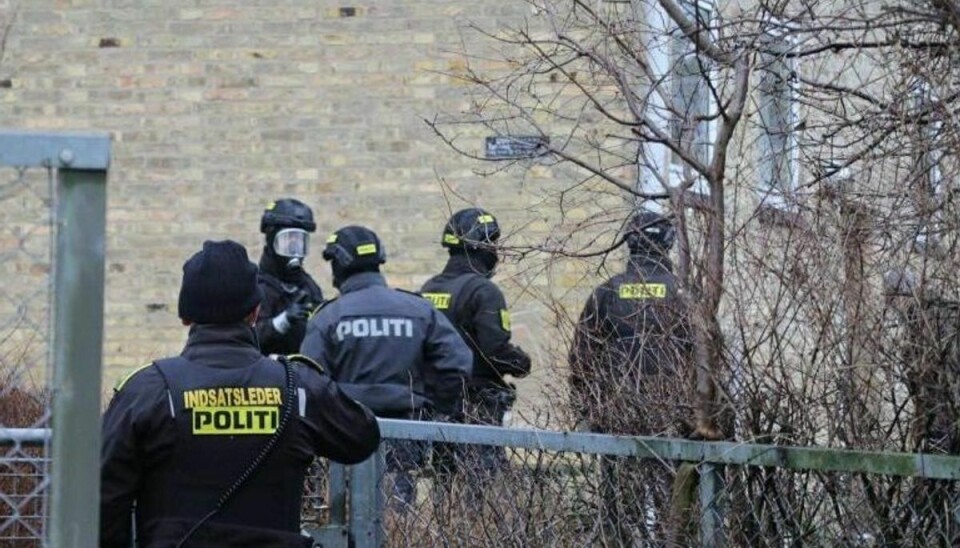 Politiet mødte talstærkt op, men det lykkedes at tale manden ud af lejligheden uden brug af fysisk magt. Foto: Presse-fotos.dk