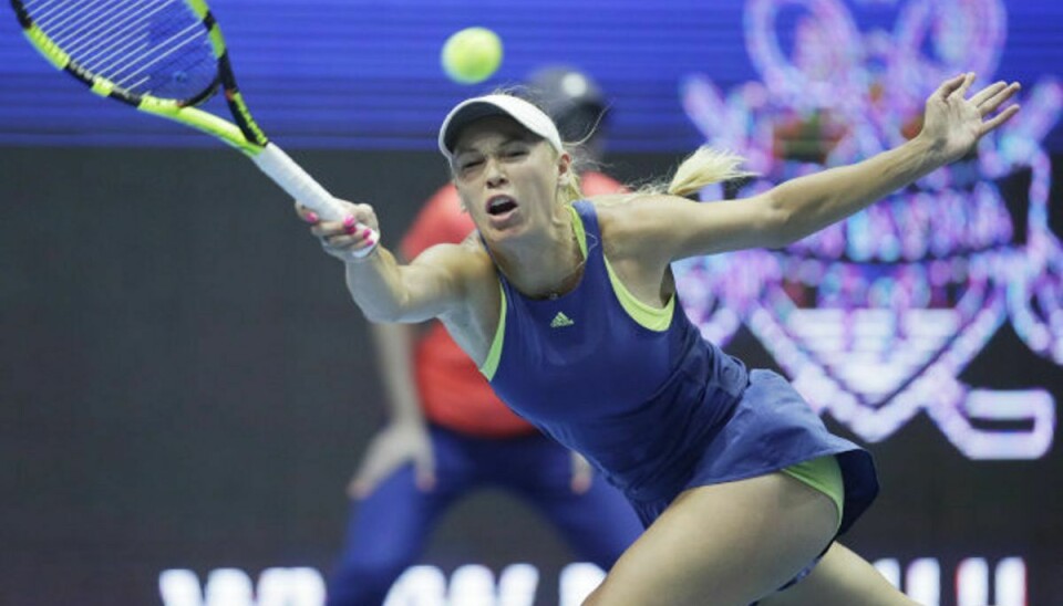 Caroline Wozniacki virkede mærket af det hårde program på det seneste og måtte se sig besejret i kvartfinalen i WTA-turneringen i Skt. Petersborg. Foto: Dmitri Lovetsky/Scanpix