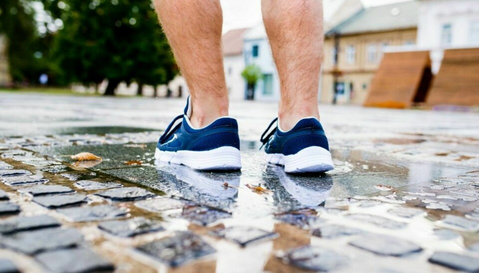 Løft fødderne når du går. Ganske enkelt. Din krop har en anden energiladning, end den energiladning der opstår under dine sko, når de gnides mod et syntetisk materiale. Foto: Colourbox.