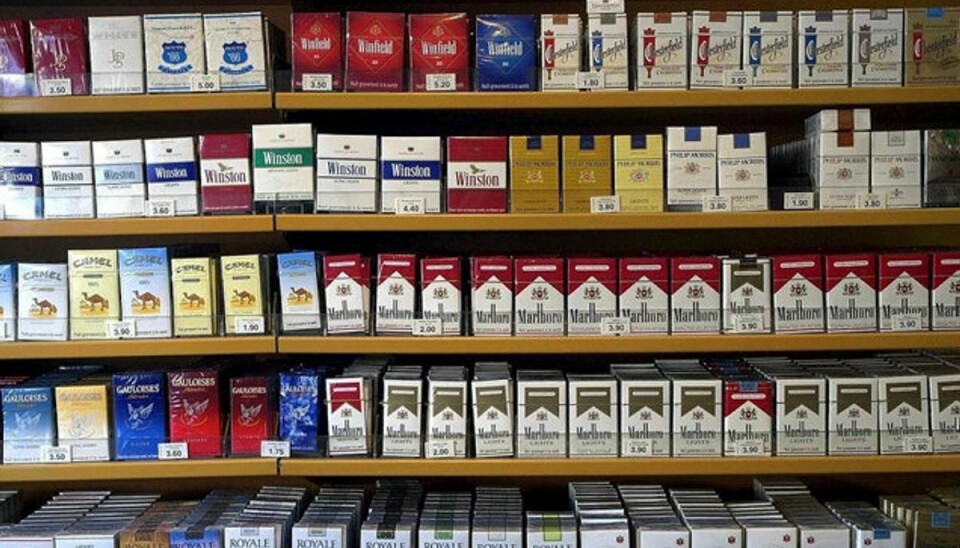 To mænd er anklaget for et væld af tricktyverier Cigaretter og sprut er blandt de varer, som to mænd anklages for at have stjålet fra butikker over hele landet. Det er ifølge anklagen sket ved, at de har distraheret de ansatte og stjålet varerne imens. Politiet mener, de er en del af en professionel tyvebande. Foto: Colourbox/Free