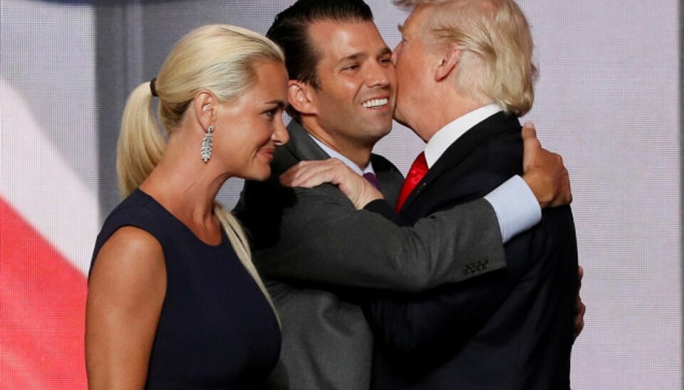 Trumps svigerdatter åbner brev med hvidt pulver og bliver dårlig Donald Trumps svigerdatter Vanessa Trump blev mandag kørt til undersøgelse på et hospital, efter at hun havde åbnet et brev med hvidt pulver. Foto: Mike Segar/arkiv/Reuters
