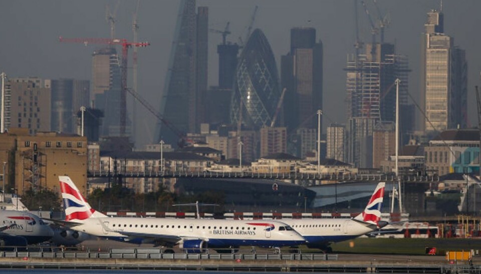 Stort bombefund holder London-lufthavn lukket London City Airport er placeret centralt i London. Her ses et fly på en landingsbane i lufthavnen, der ligger i den østlige del af den engelske hovedstad. Foto: Daniel Leal-olivas/arkiv/AFP
