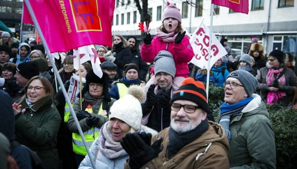 Offentligt ansatte varsler storkonflikt (ARKIV) Offentligt ansatte demonstrerer i forbindelse med de igangværende overenskomstforhandlinger ud for Moderniseringsstyrelsen, Landgreven 4 i København. 26. februar 2018. Der er varslet konflikt i kommuner og regioner. Konflikten kan træde i kraft lige efter påske. Det skriver Ritzau, fredag den 2. marts 2018.. (Foto: Jens Astrup/Scanpix 2018)