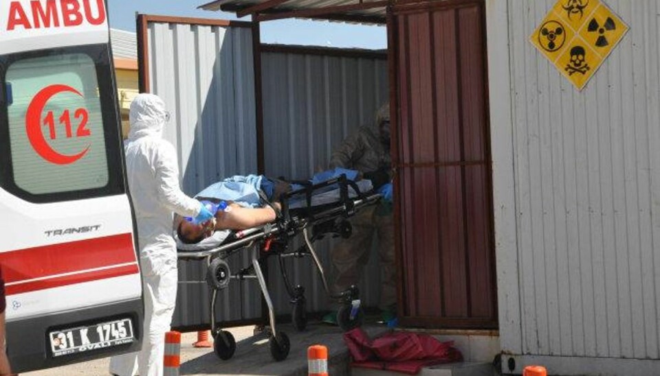 15 civile meldes dræbt ved luftangreb i Idlib i Syrien Der har lørdag atter været luftangreb i Idlib-provinsen i Syrien, hvor 15 civile meldes dræbt. Billedet er fra i tirsdags, hvor redningsfolk hjælper ofre for kemiske våben. Foto: Stringer/Reuters