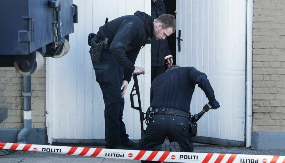 Politiet ransager huset på Tårnborgvej i Korsør i sagen om Emilie Meng. Det er Kim Kliver i døråbningen. Foto: Scanpix