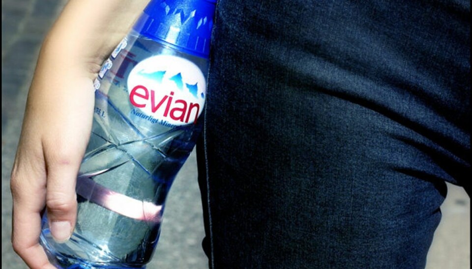 Plastik fundet i vand på flaske Plastpartiklerne er blandt andet blevet fundet i vand af mærket Evian. Foto: Simon Knudsen/Scanpix