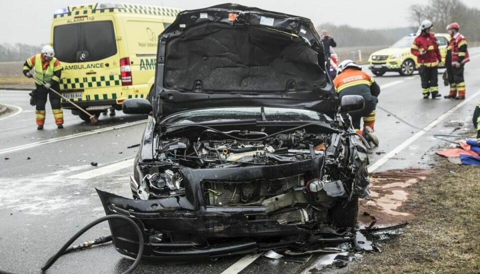 Det ser voldsomt ud. To biler er kørt sammen. KLIK for flere billeder fra det dramatiske uheldssted. Foto: René Lind Gammelmark